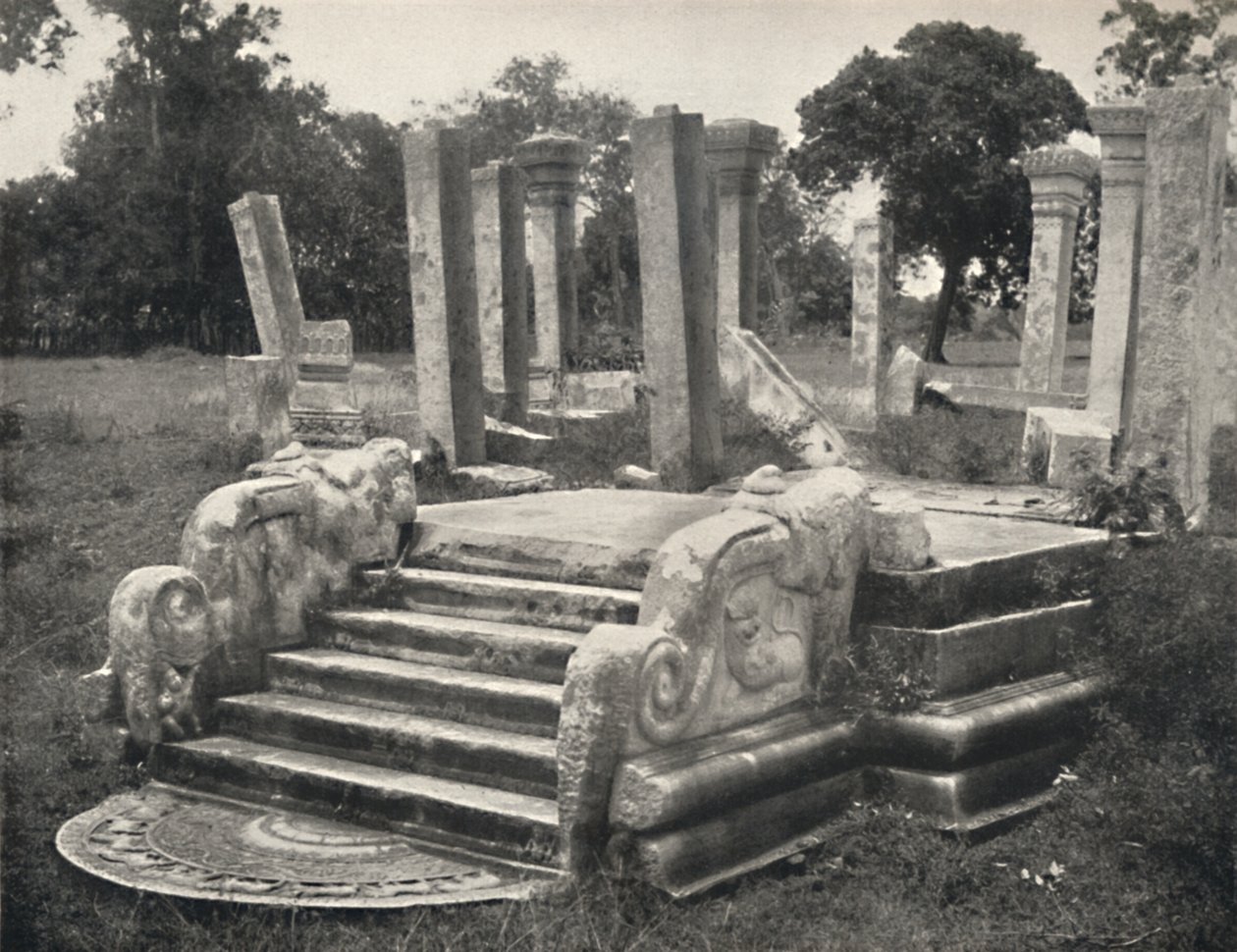 Ruiner av en søylehall, foran den en trapp med månestein se Plate 79, Anuradhapura, 1926 av Unbekannt