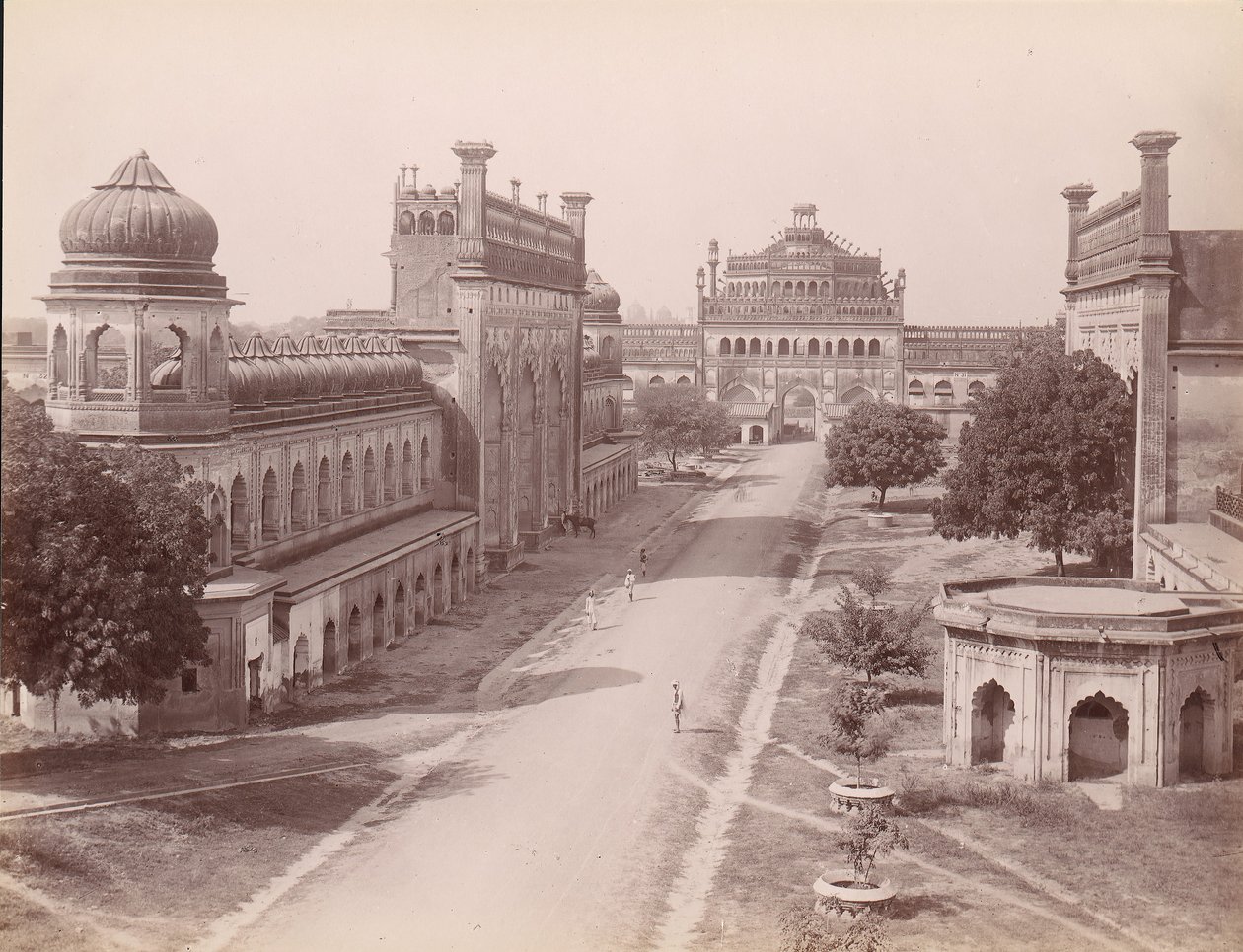 Rumi Darwaza og inngangsporten til Bara Imambara igjen med 