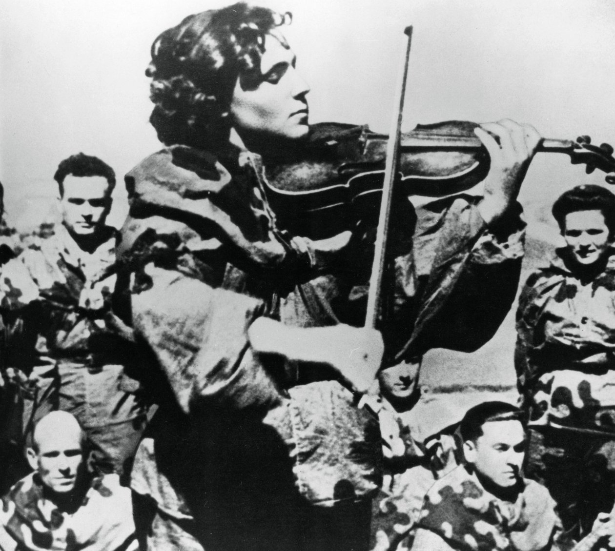 Russisk hærsykepleier som spiller fiolin, østfronten, 1944 av Unbekannt