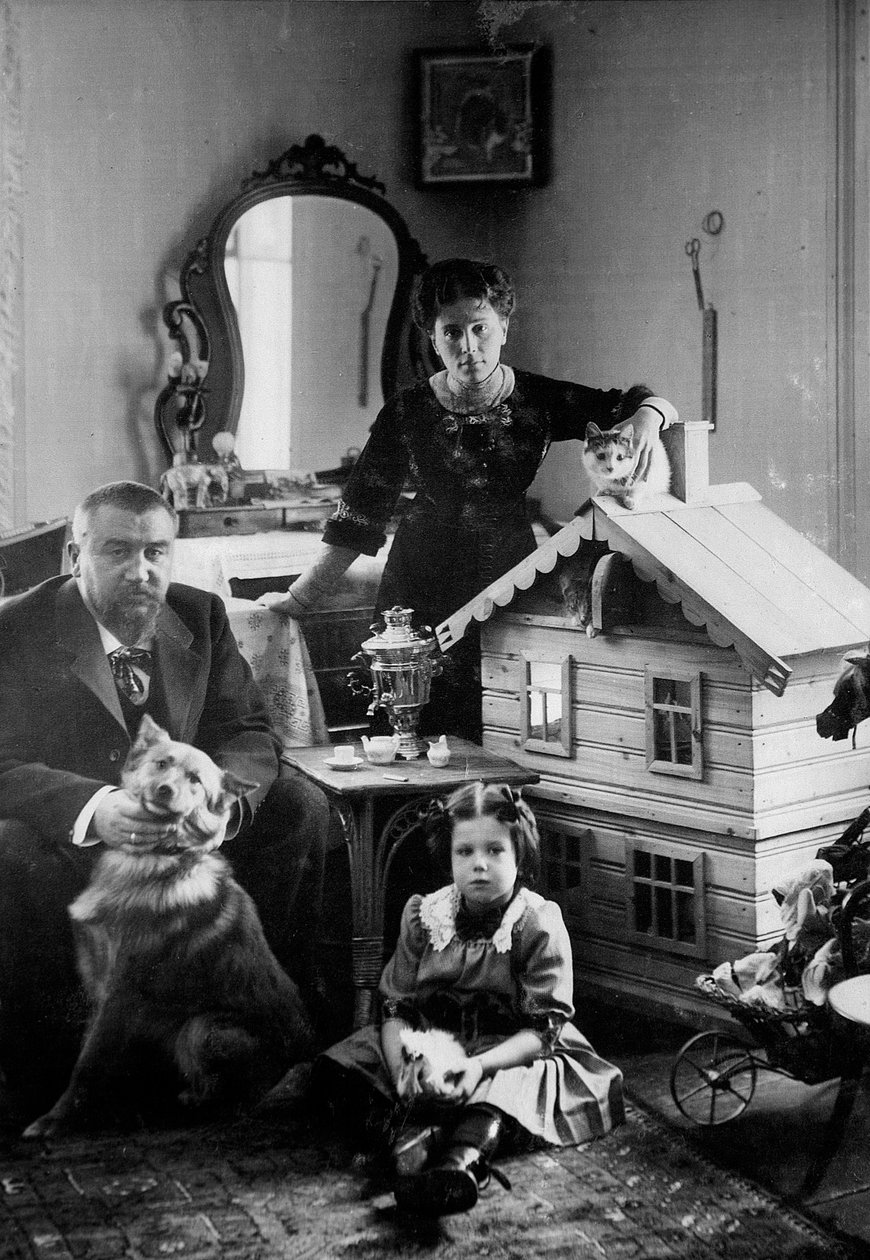 Den russiske forfatteren Alexander Kuprin hjemme med familien sin, Gatchina, Russland, tidlig på 1900-tallet av Unbekannt