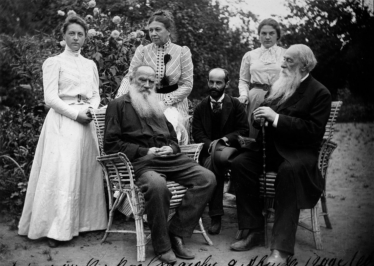 Den russiske forfatteren Leo Tolstoj med besøkende, Yasnaya Polyana, Russland, slutten av 1800- eller begynnelsen av 1900-tallet av Unbekannt