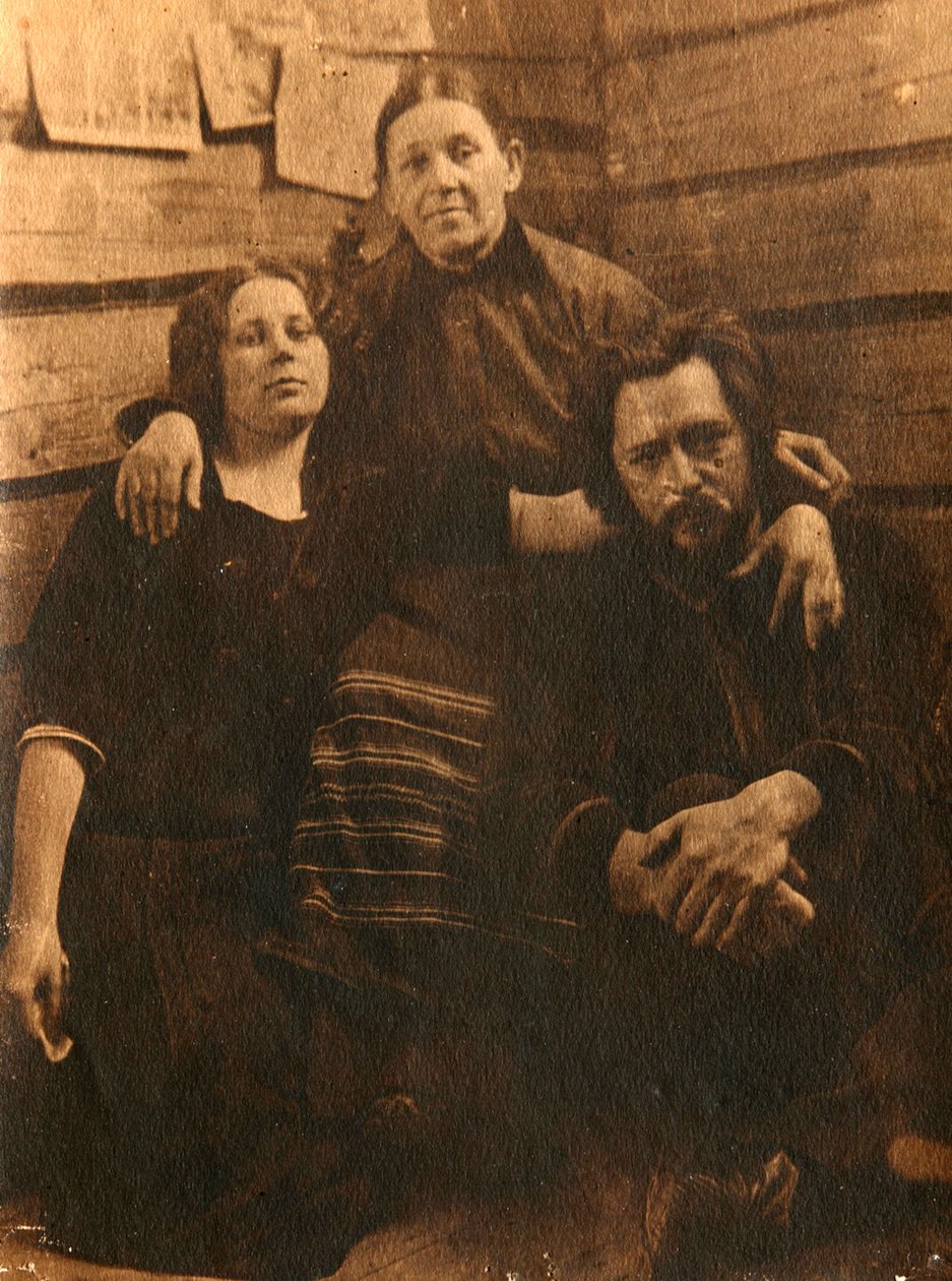 Den russiske forfatteren Leonid Andreyev med sin mor og søster, tidlig på 1900-tallet av Unbekannt