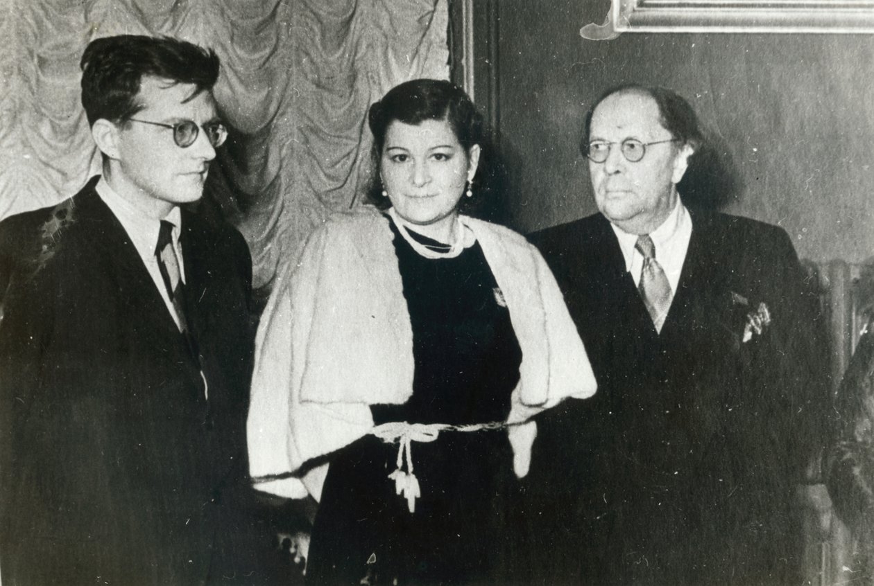 Den russiske komponisten Dmitri Shostakovich, sangeren Maria Maksakova og forfatteren Aleksey Tolstoy, 1943 av Unbekannt