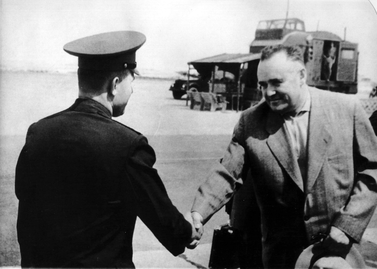 Den russiske kosmonauten Yuri Gagarin og rakettingeniøren Sergey Korolyov, 1961 av Unbekannt