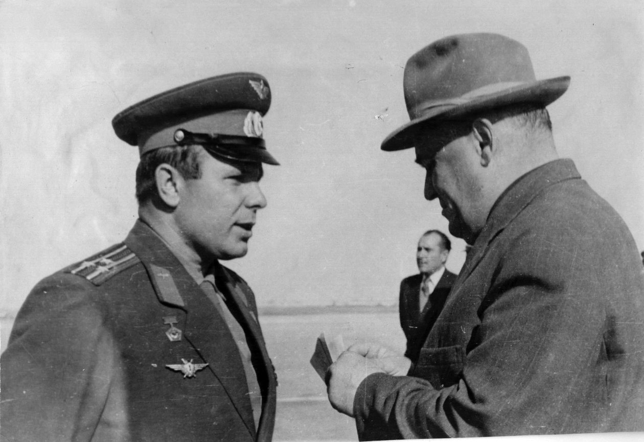 Den russiske kosmonauten Yuri Gagarin og rakettingeniøren Sergey Korolyov, 1961 av Unbekannt