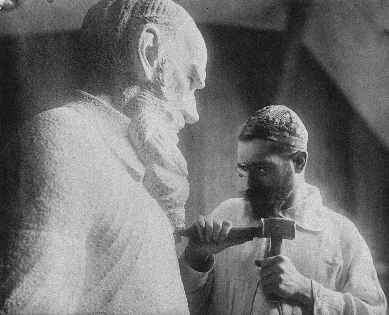 Den russiske billedhuggeren Sergey Merkurov 1881-1952 arbeider med sin statue av Leo Tolstoy av Unbekannt