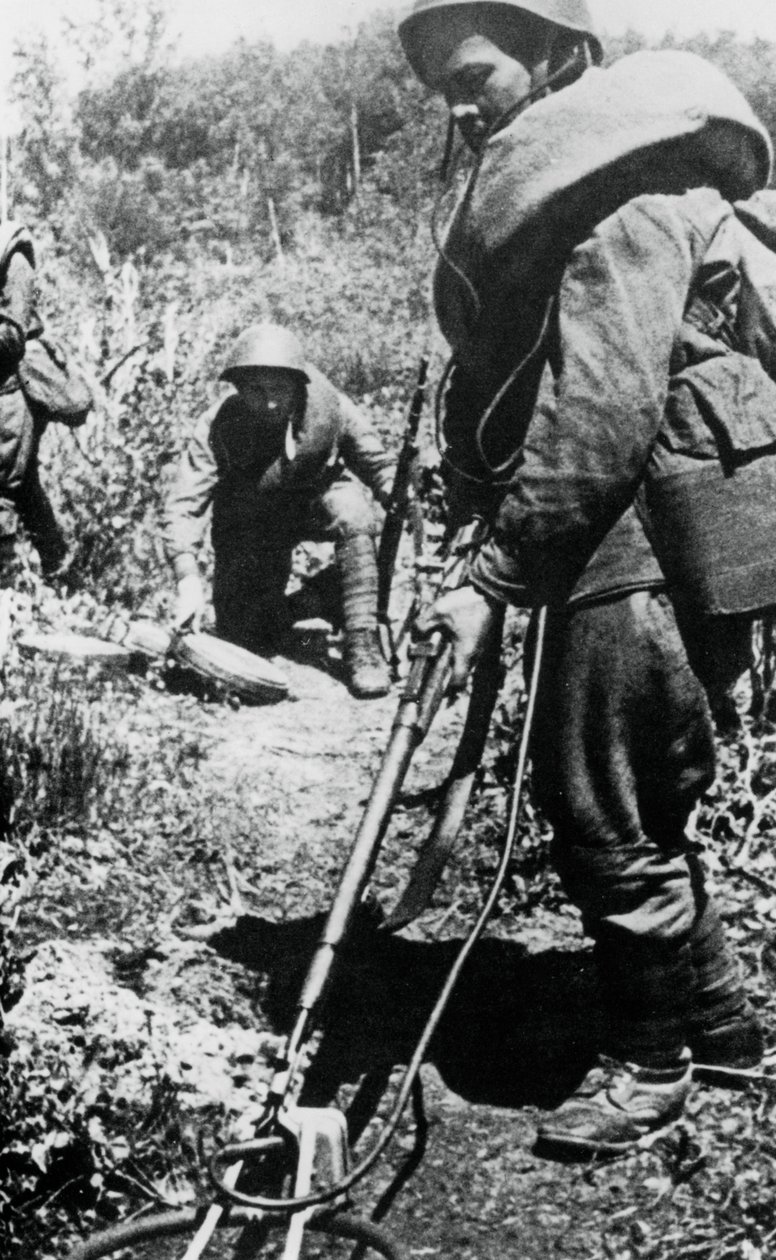 Russiske soldater som rydder miner, vest for Minsk, 1944 av Unbekannt