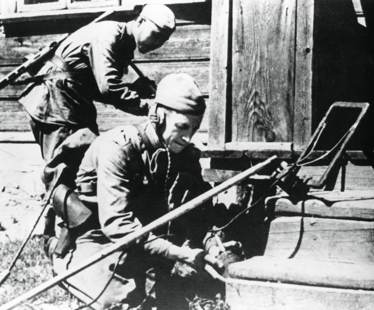 Russiske soldater med minedetektorer som rydder et booby-fanget hus, østfronten, 1944 av Unbekannt