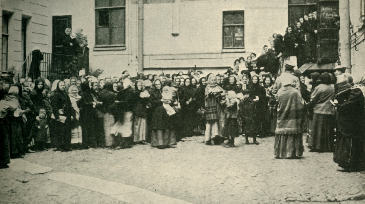 Russiske soldatkoner venter på nyheter fra fronten..., første verdenskrig, 1915, c1920. av Unbekannt