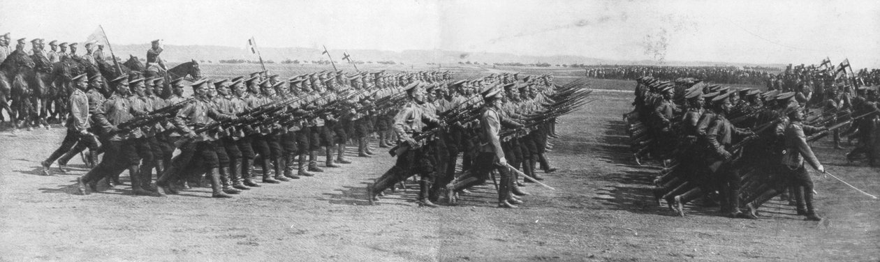 Russiske tropper paraderer under den franske presidenten Raymond Poincares besøk i Russland 22. juli 1914. av Unbekannt
