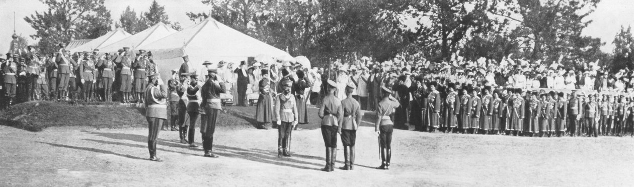 Russiske tropper som hilser tsar Nicholas II, Krasnoye Selo, 22. juli, 1914 av Unbekannt
