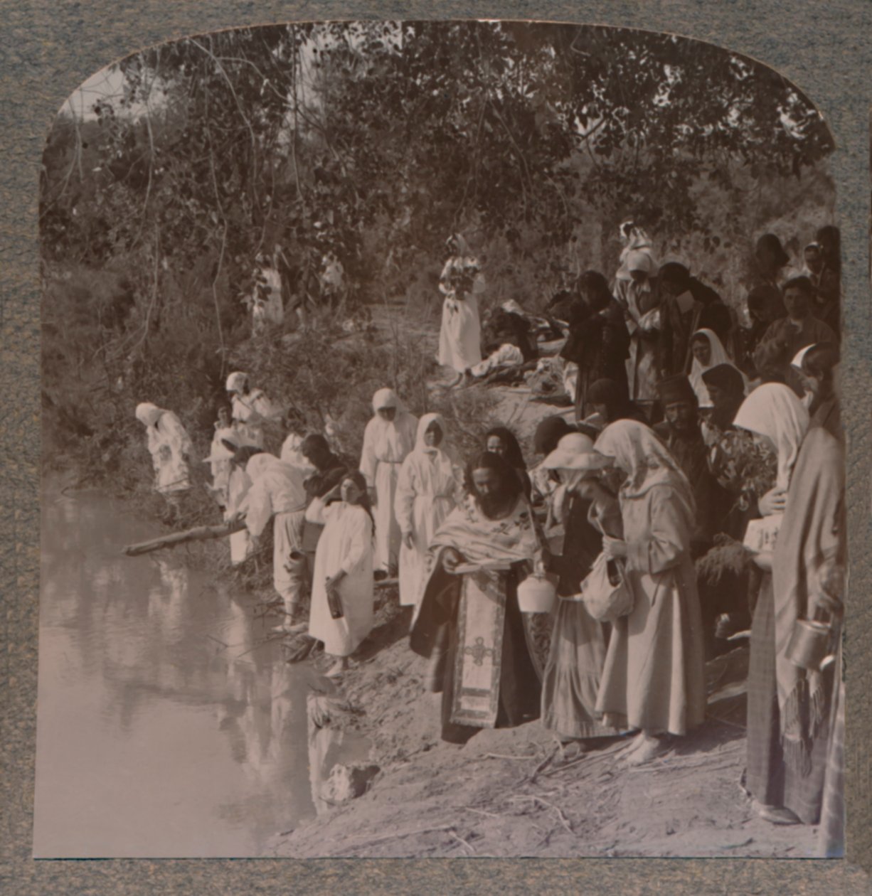 Russiske kvinner holder tjeneste ved bredden av Jordan, ca 1900 av Unbekannt