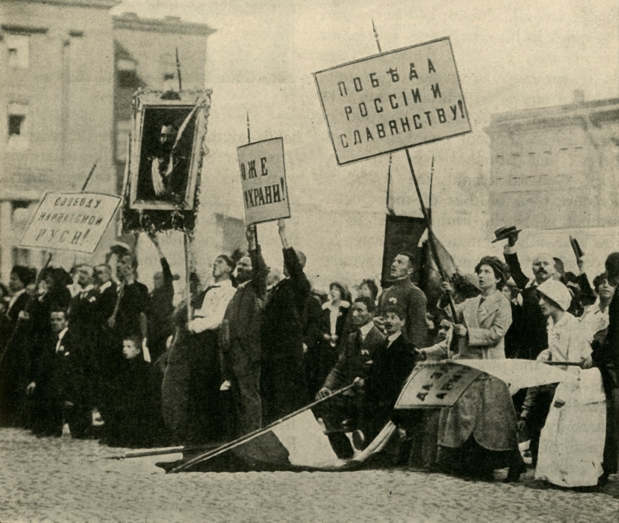 Russere ber om suksessen til styrkene deres, Petrograd, første verdenskrig, 1914, c1920. av Unbekannt