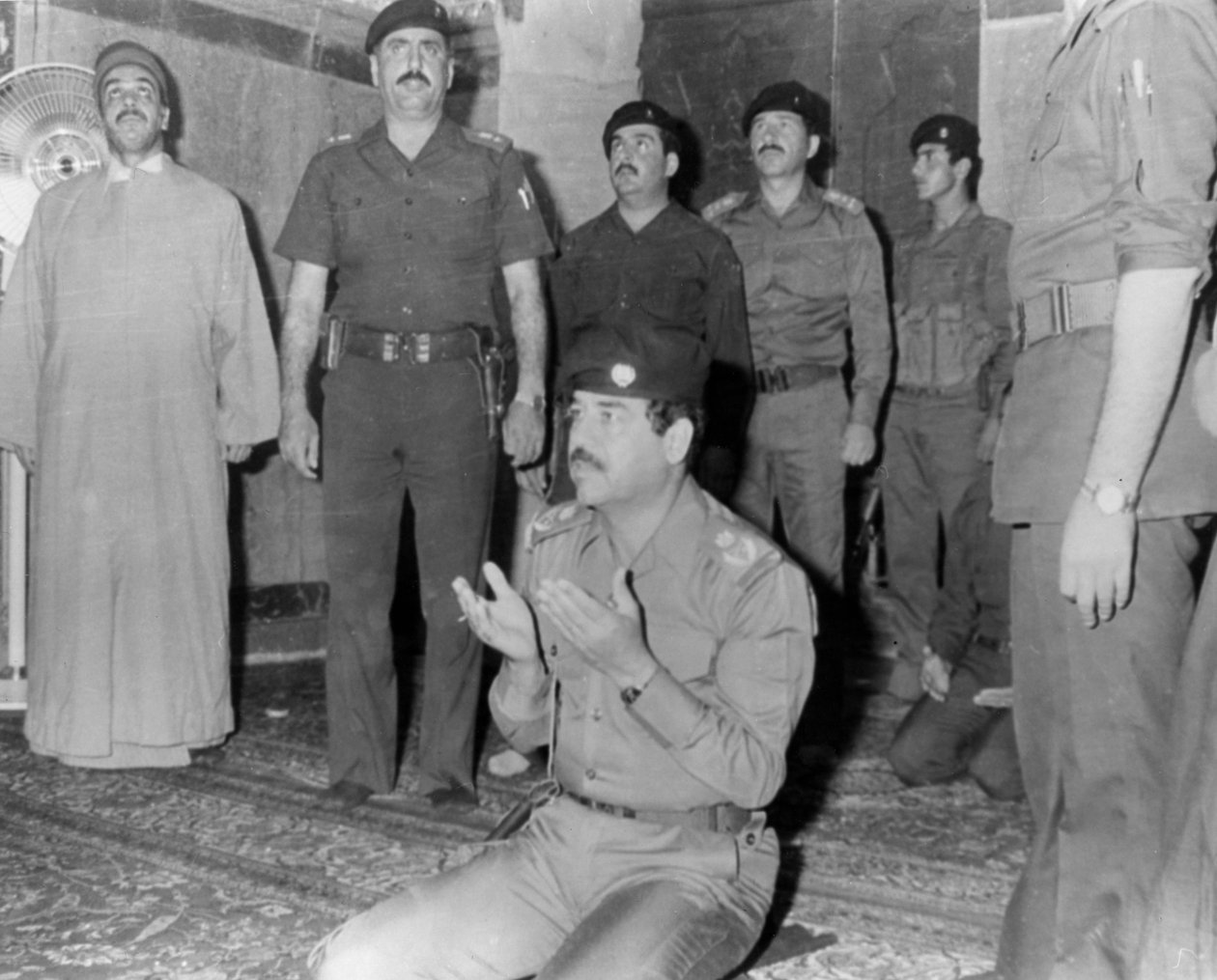 Saddam Hussein ber, Karbala, Irak, 1985 av Unbekannt