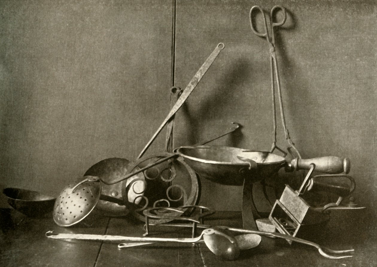 Sadiron, tang, skimmer, gaffel, understell og kobberhakkefat, 1700-tallet, 1937. av Unbekannt