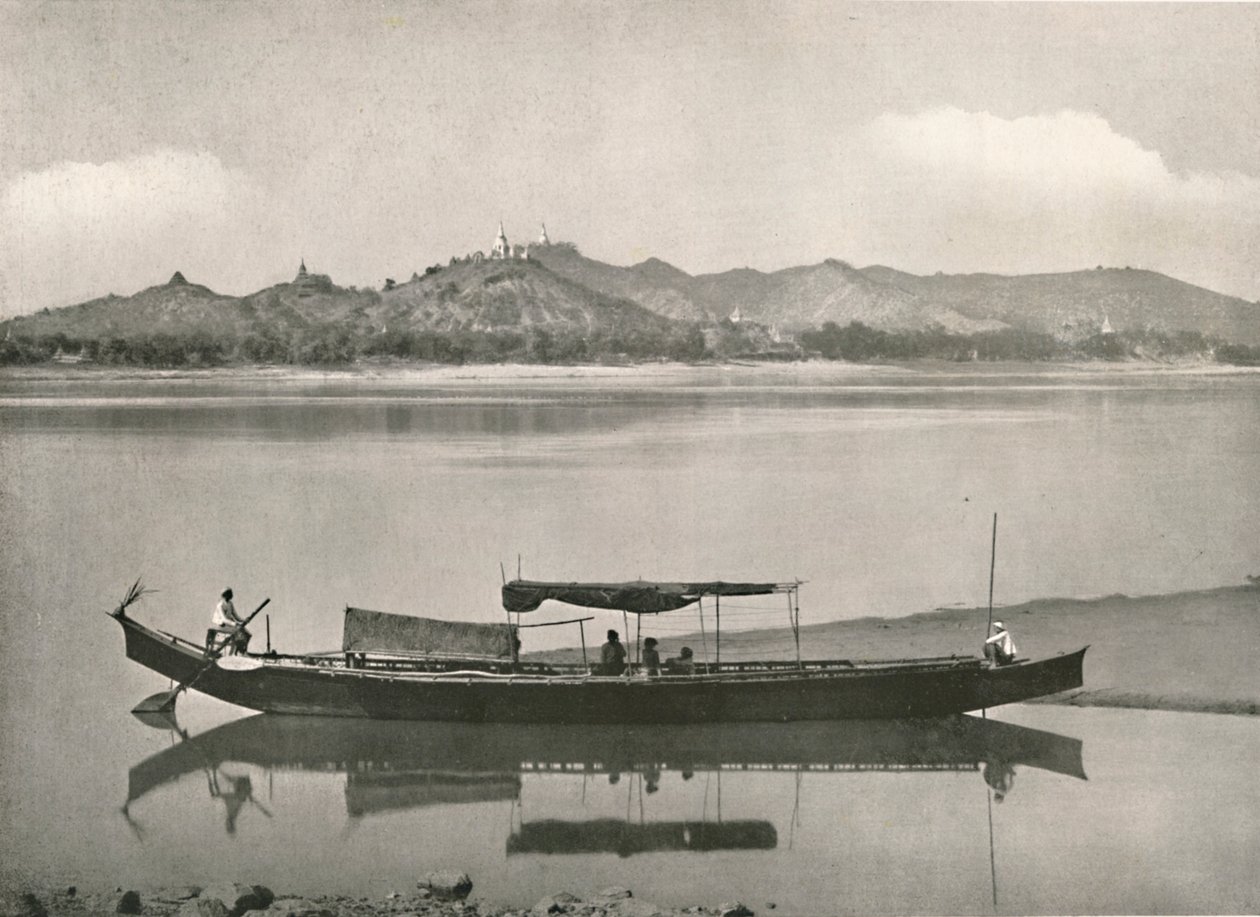 Sagaing, på Irrawaddy - hver bakketopp kronet med en pagode, 1900. av Unbekannt