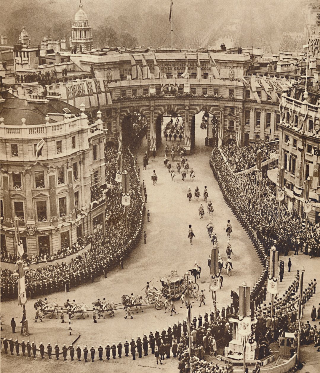 Sailors Line The Route på Trafalgar Square, 12. mai 1937 av Unbekannt