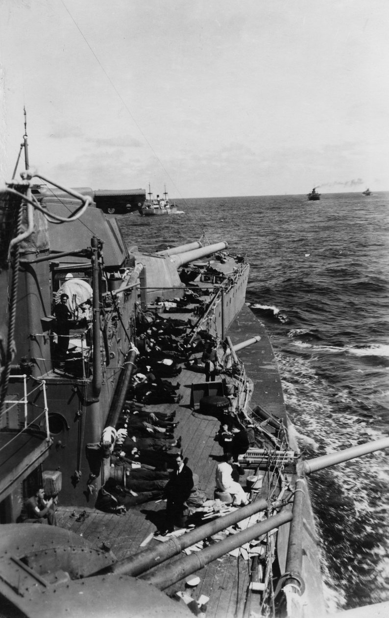 Sjømenn som sover på øvre dekk av det britiske slagskipet HMS Malaya, c1940-c1941 av Unbekannt