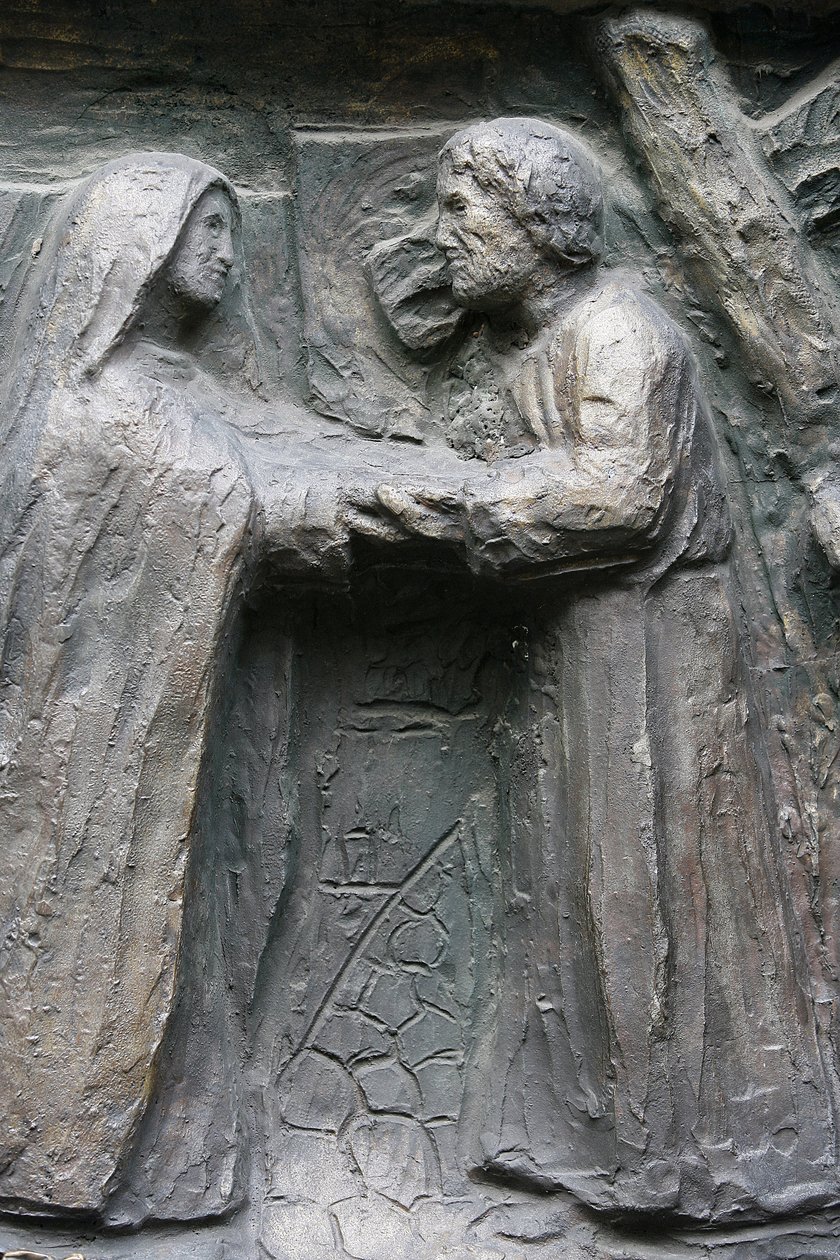 Saint-Pierre de Montmartre kirke: Notre Dame dørskulptur: Jesus møter sin mor på Via Dolorosa, Paris, Frankrike av Unbekannt