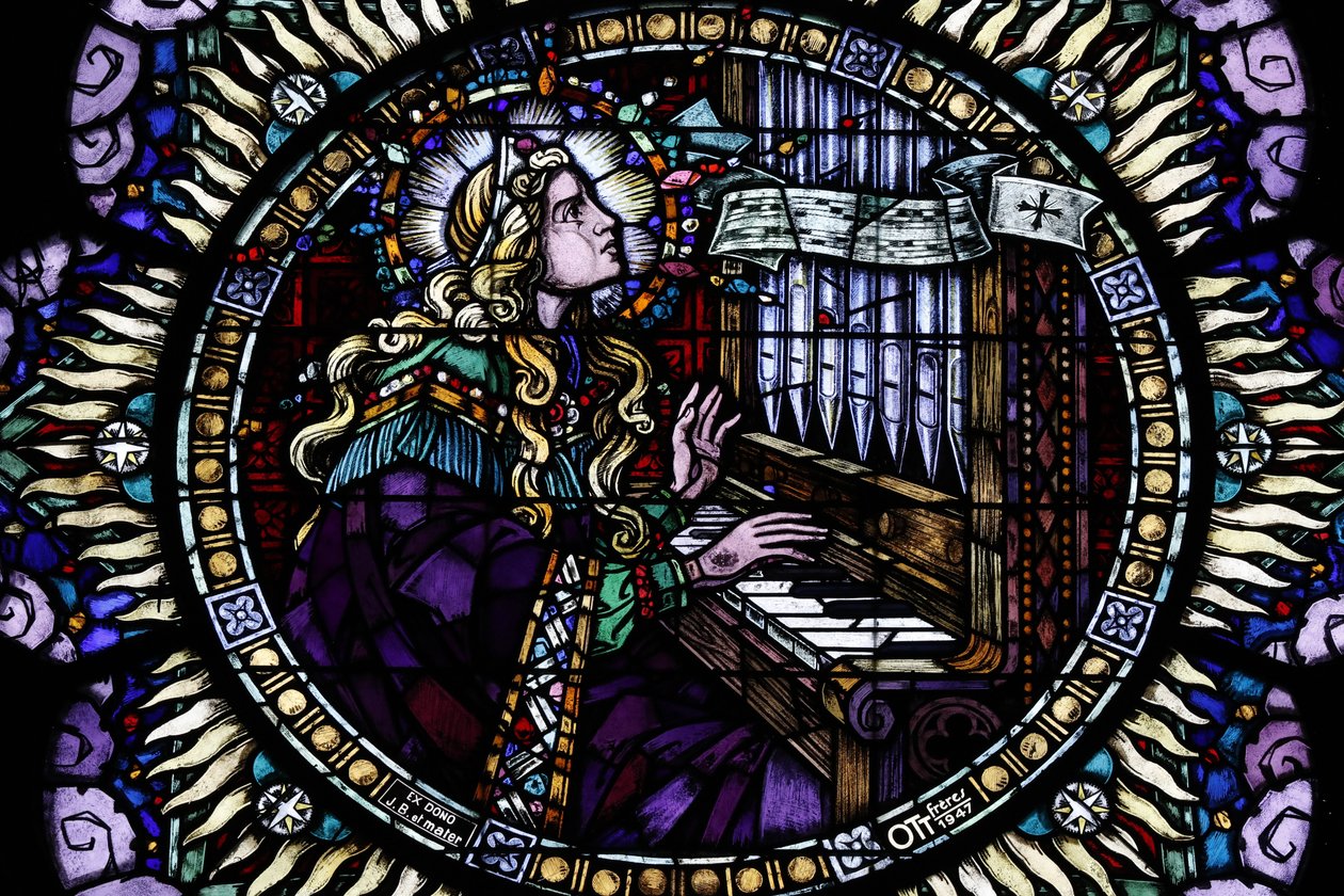 St. Peter den yngre katolske kirke. Rose vindu. Sancta Cecilia, musikernes skytshelgen. Strasbourg. Frankrike. av Unbekannt