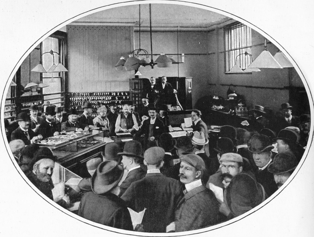 Salg av uinnløste varer på auksjonslokalene Debenham, Storr and Sons, London, c1903 1903 av Unbekannt