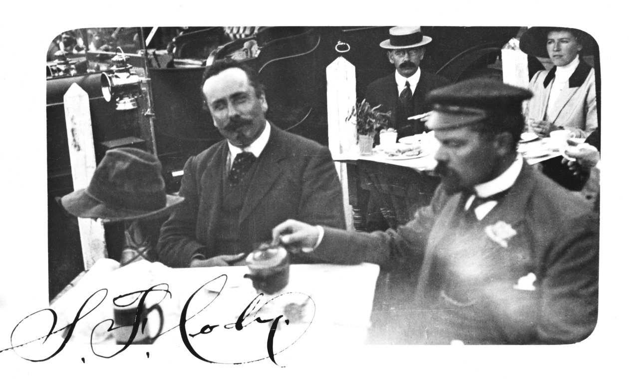 Samuel Franklin Cody 1862-1913, vendt kamera av Unbekannt