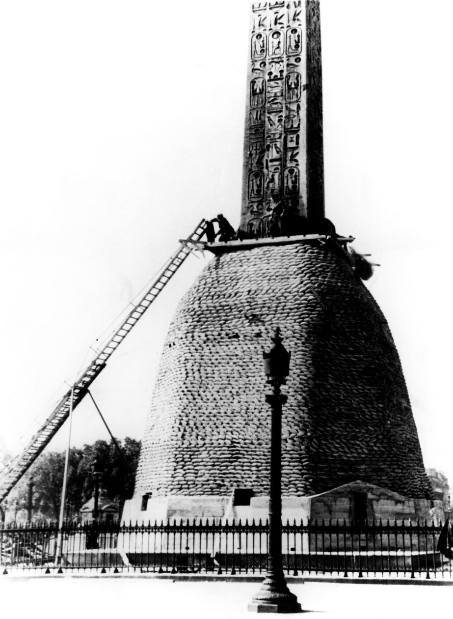 Sandsekker som beskytter bunnen av den egyptiske obelisken, tysk-okkuperte Paris, 1940 av Unbekannt