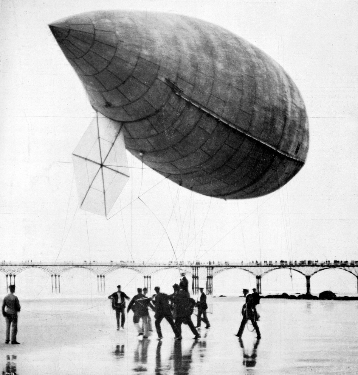 Santos-Dumonts luftskip med avgang fra Trouville, Frankrike, 1905 av Unbekannt