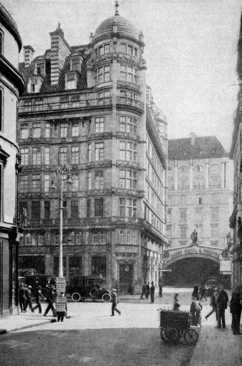 Savoy Hotel and Theatre over Stranden fra Norfolk Street, London, ca. 1930-tallet av Unbekannt