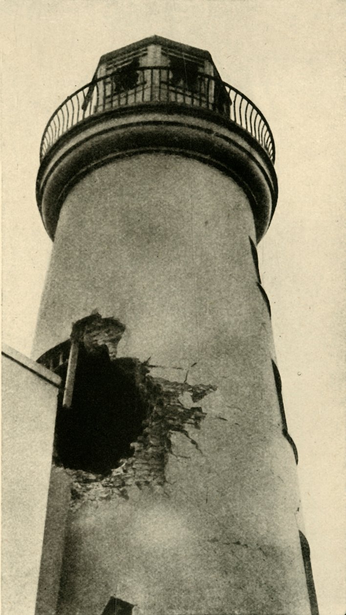 Scarborough fyr truffet av en tysk bombe, første verdenskrig, desember 1914, c1920. av Unbekannt