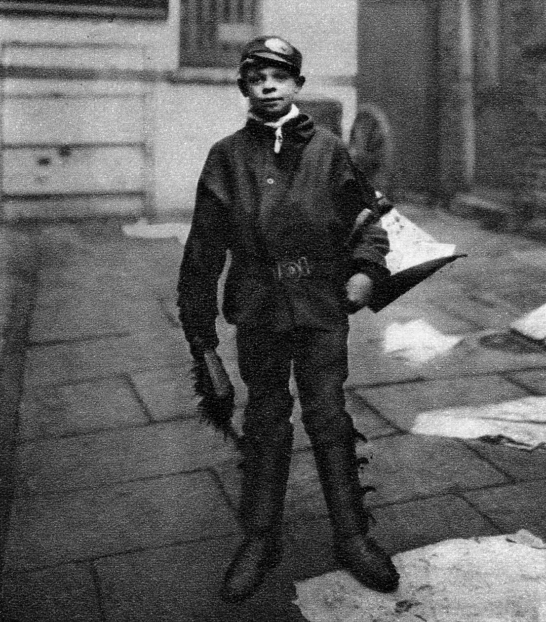Scavenger-gutt, som rydder opp hesteskitt på veien, London, 1926-1927 av Unbekannt