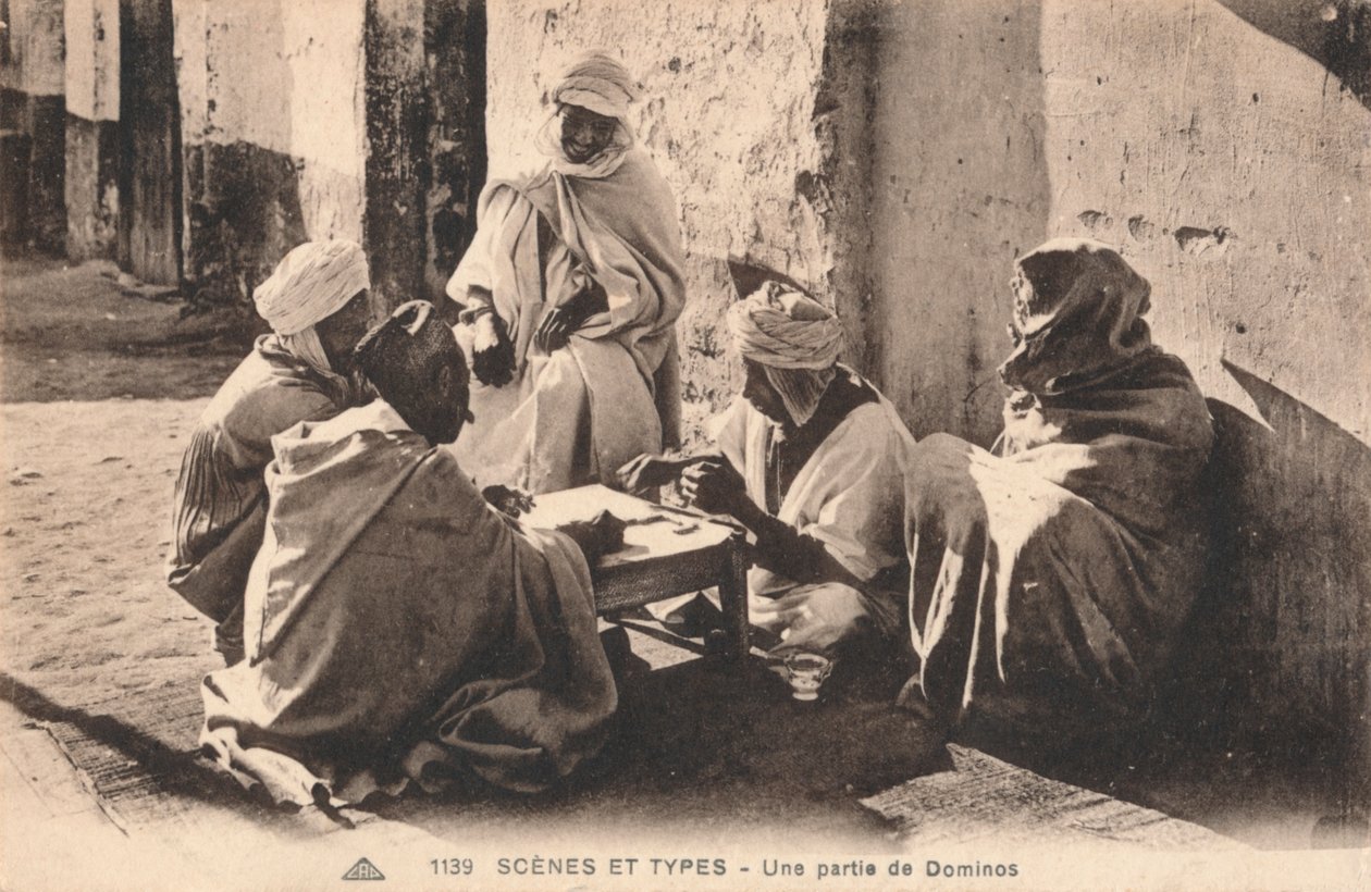 Scener og typer - A Game of Dominos, c1900 av Unbekannt
