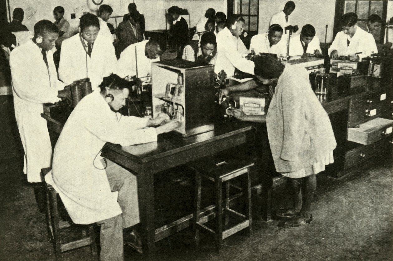 Scener in a Native College - Studenter i fysikklaboratoriet, c1948. av Unbekannt