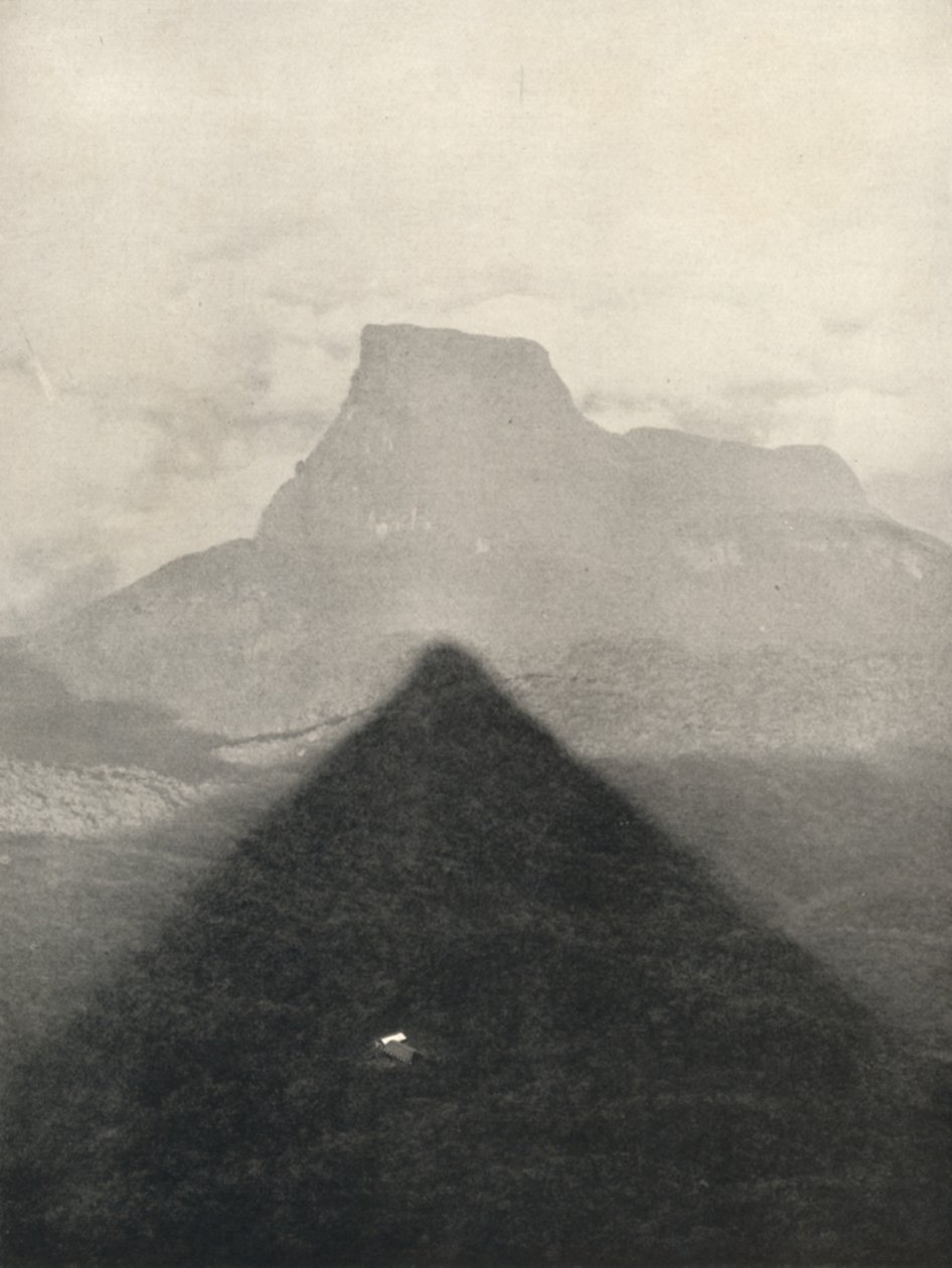 Shadow of Adamspike ved soloppgang, 1926 av Unbekannt