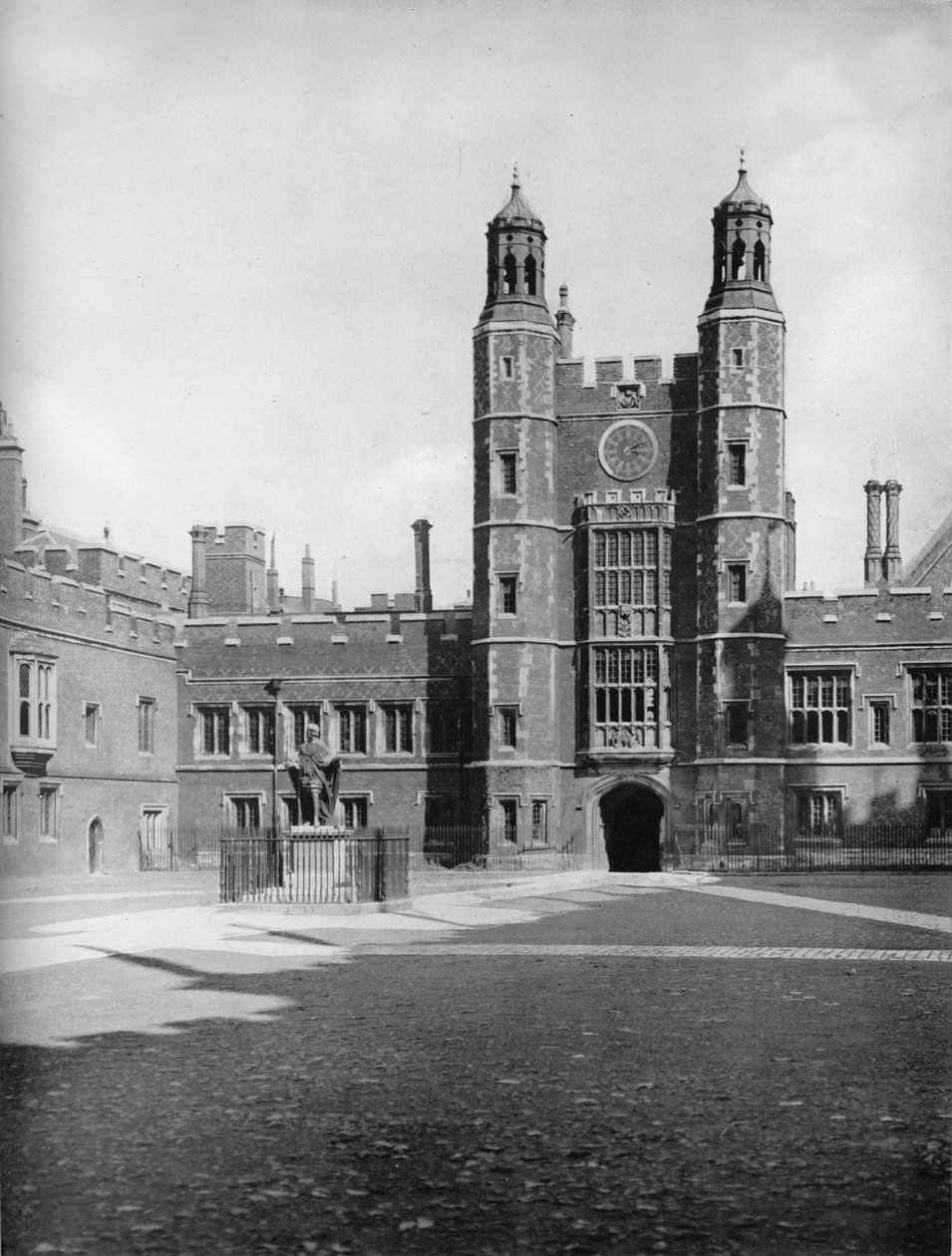 Skolegård og Luptons Tower, 1926 av Unbekannt