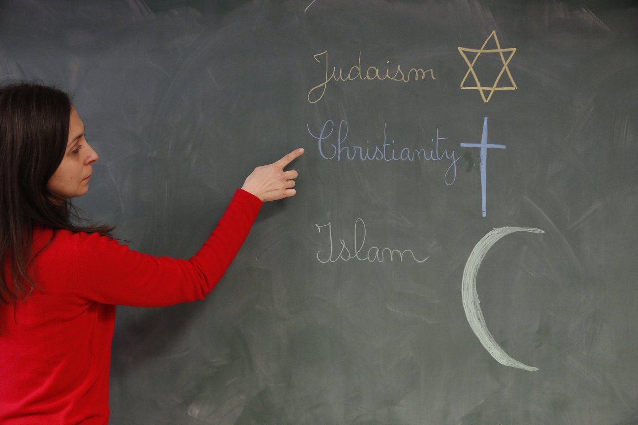 Skolelærer som forklarer religioner, Montrouge, Frankrike av Unbekannt