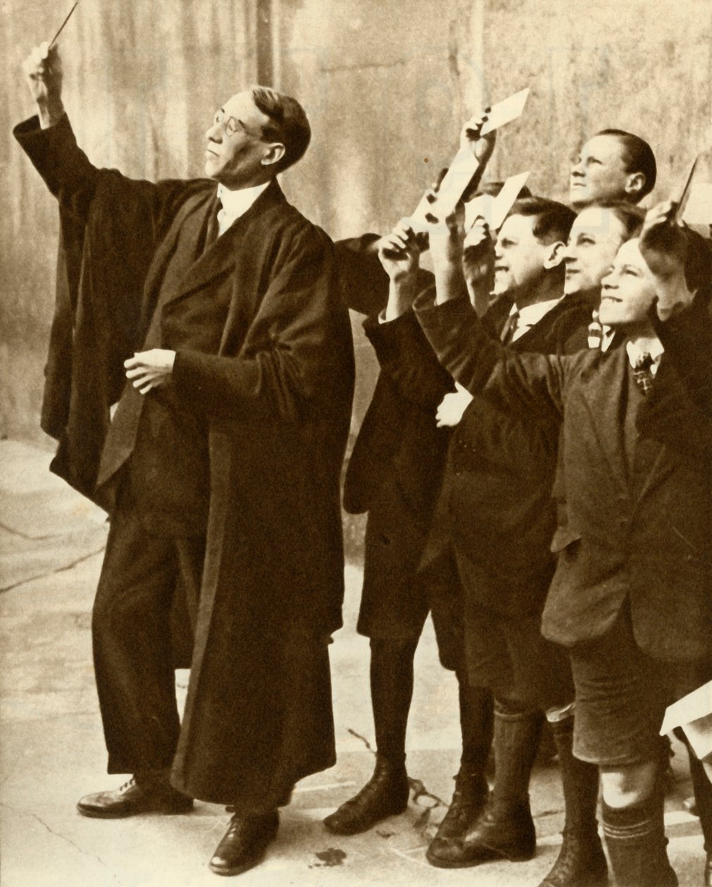 Skolegutter og lærer observerer en solformørkelse, Storbritannia, 1921, 1935. av Unbekannt