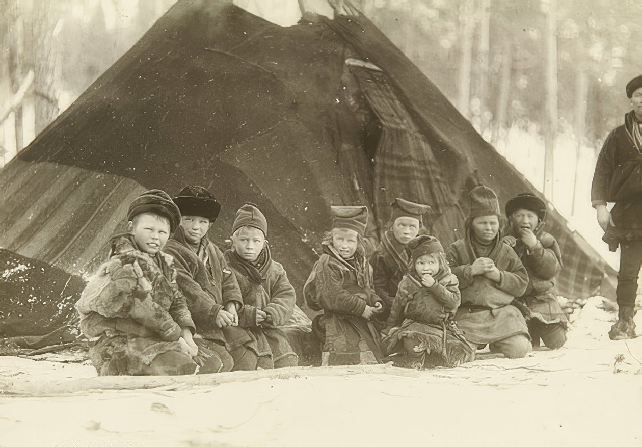 Sverige. Lapplandsbarn foran telt. Rundt 1900 av Unbekannt