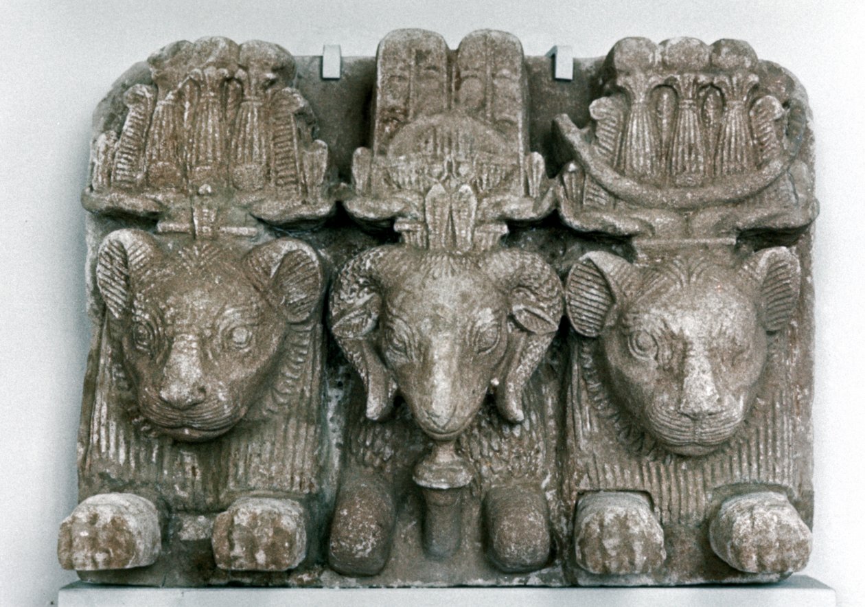 Skulptur av tre dyrehoder av Unbekannt