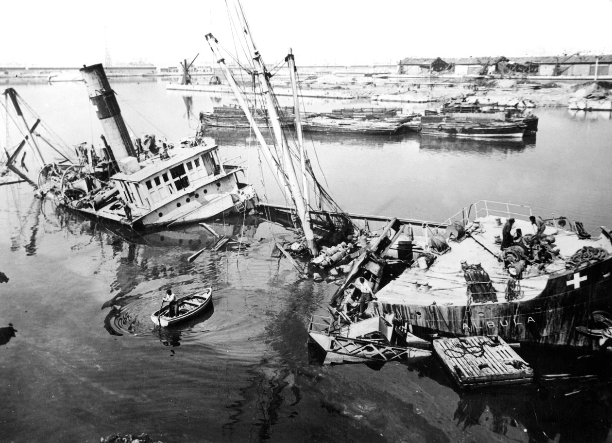 Forstyrret skip i Marseilles havn, Frankrike, c1945-1949 av Unbekannt