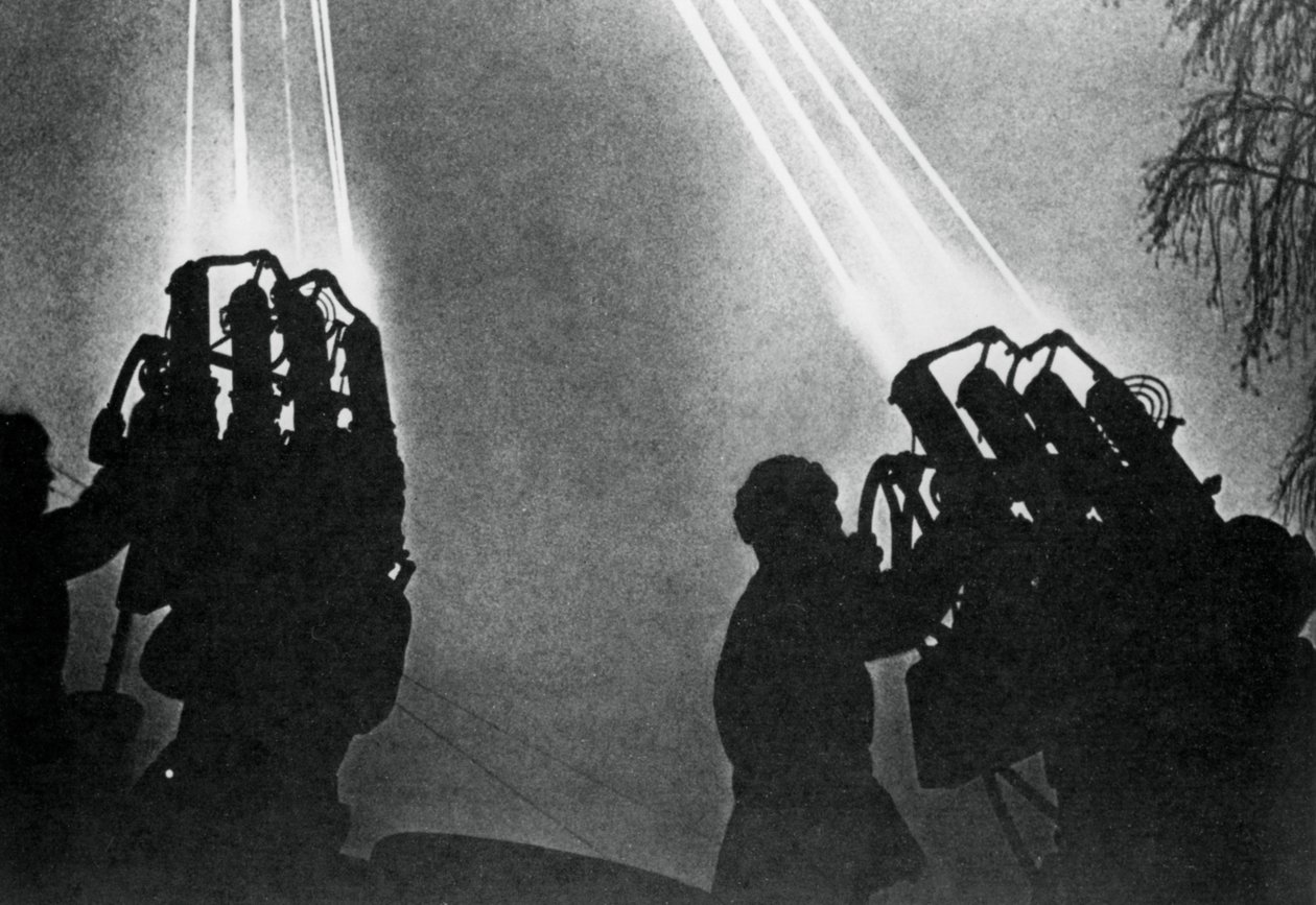 Søkelysoperatører forbereder seg på et nattbombeangrep, Moskva, 1941 av Unbekannt