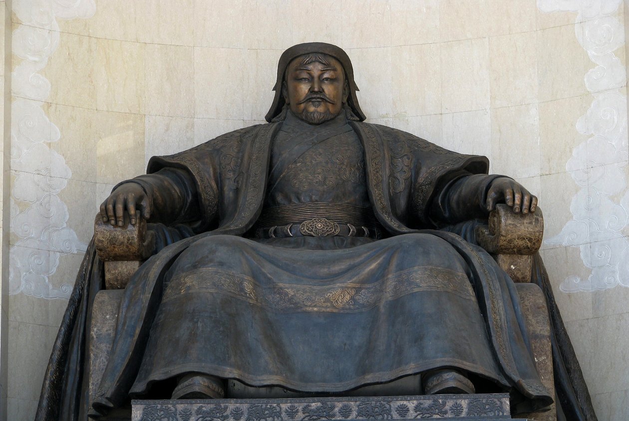 Sittende statue av Chingis Khan ved parlamentsbygningen i Ulan Bator, 2005 av Unbekannt