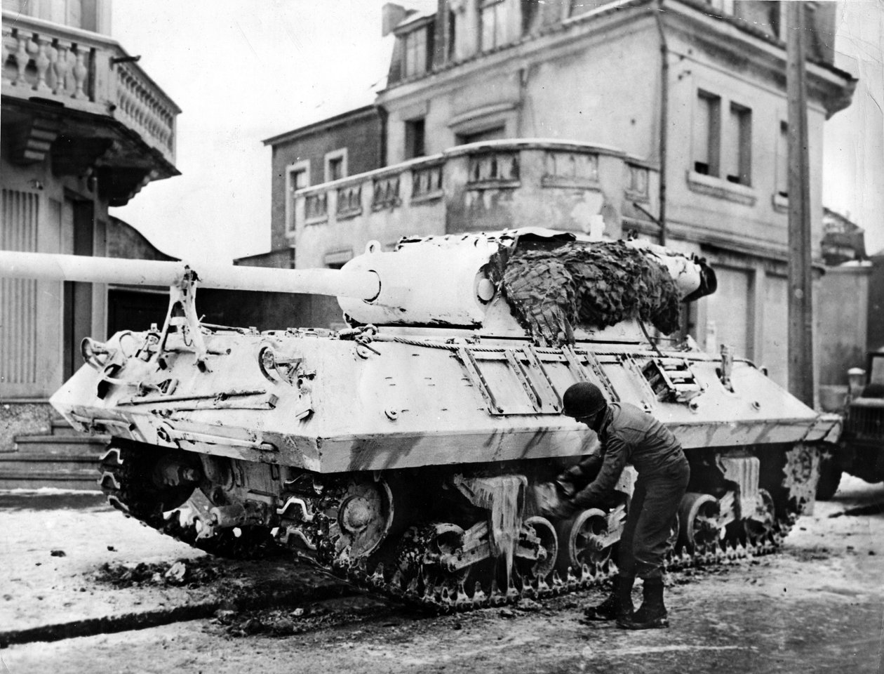 Andre verdenskrig (1939-1945) - Andre verdenskrig (2 eller 2): Luxembourg rundt 20. desember 1944: På den sørlige flanken av den tyske fremrykningen malte en amerikansk soldat en hvit M36-tank for å tilpasse seg meteorologiske forhold av Unbekannt