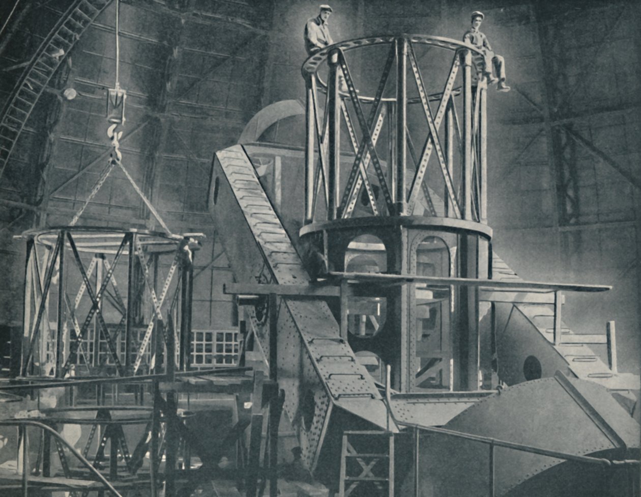 Seksjon for seksjon monterer det enorme stålrammeverket til Hookers-sylinderen, c1935 av Unbekannt