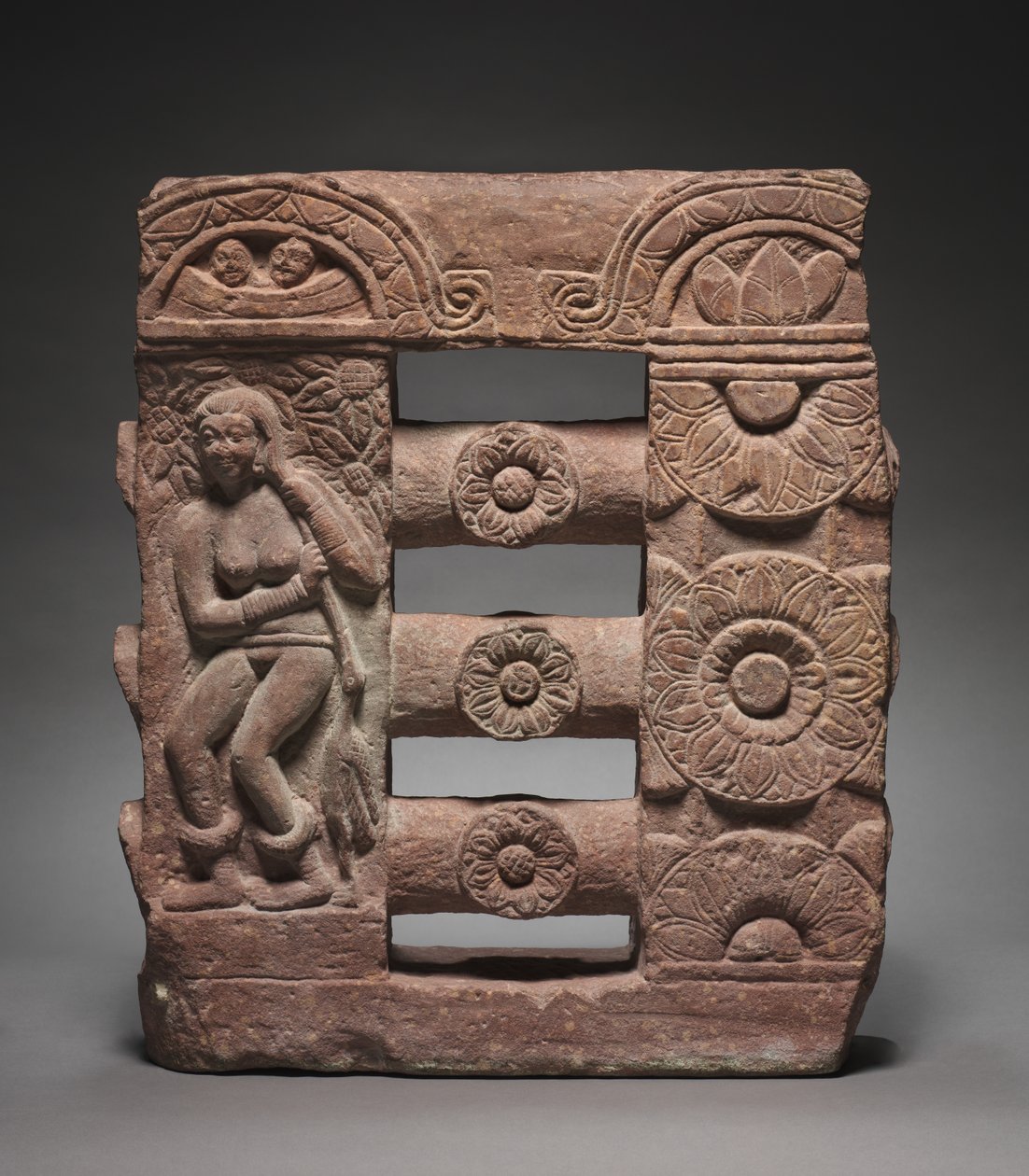 Seksjon av monolittisk rekkverk med bader- og lotusmedaljer, ca. 150-250. av Unbekannt
