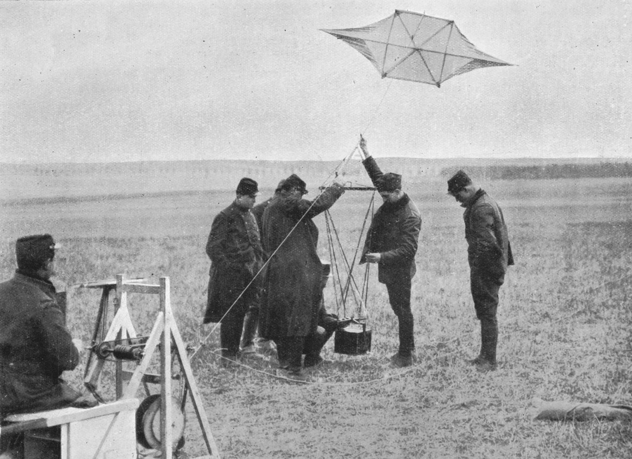 Sender opp en av de franske krigsdragene, som et kamera er festet til, 1914, 1915 av Unbekannt