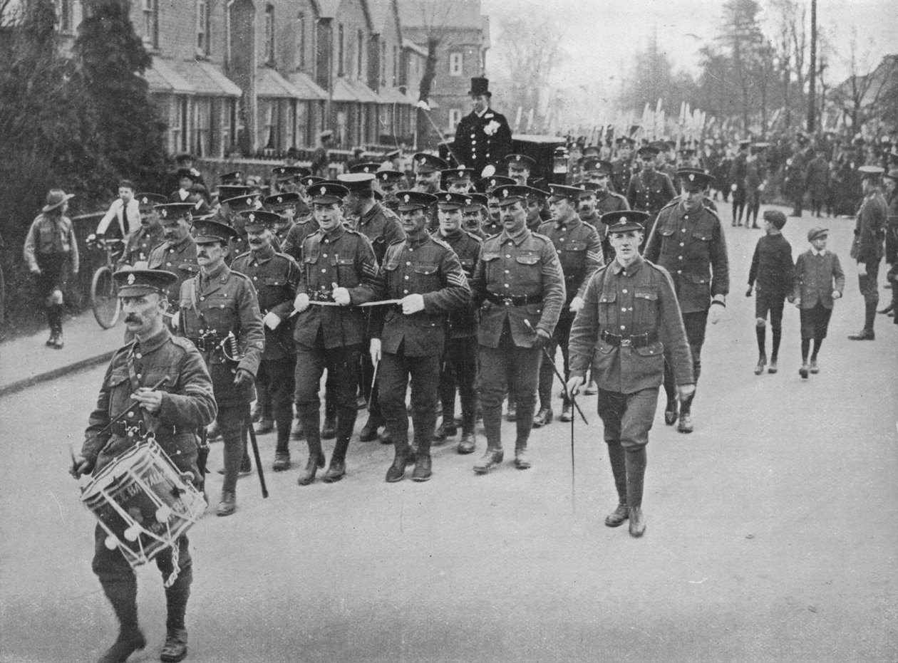 Sersjanter som henter brudevognen fra kirken, 1915 av Unbekannt