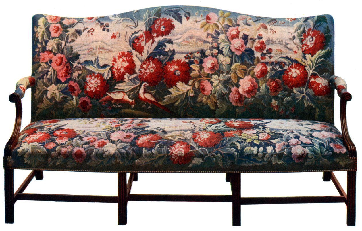 Sofa, tilhørende en suite med Chippendale-møbler dekket med et billedvev fra 1700-tallet, c1920 av Unbekannt