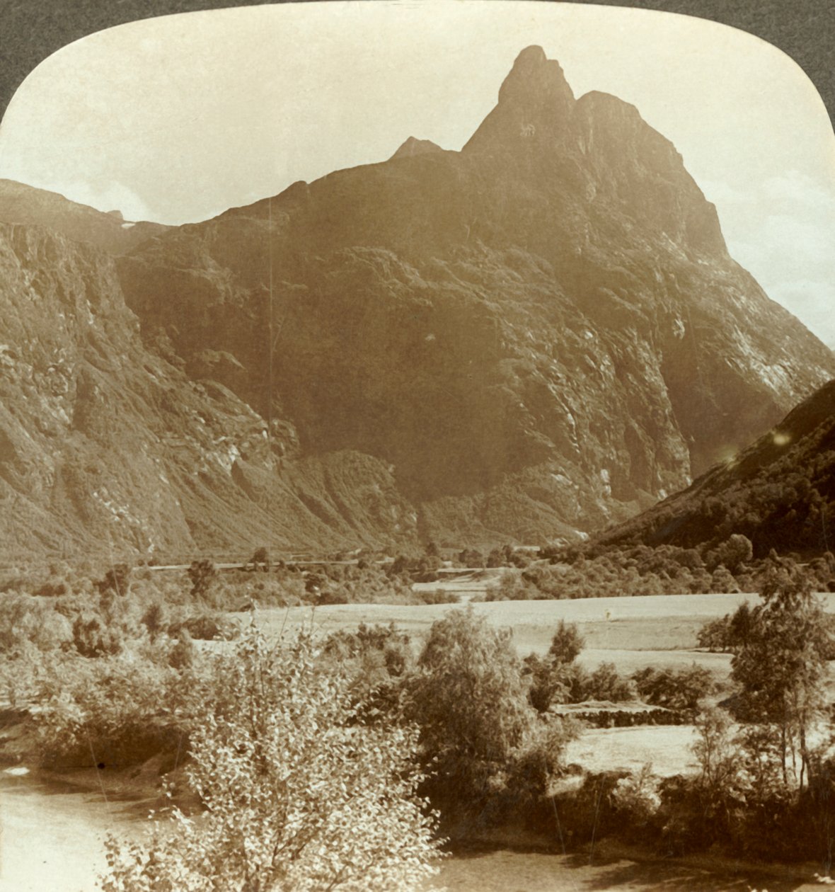 Skarpe tinder av Romdalshorns kronende fjellvegg over Rauma elv, Norge, c1905. av Unbekannt