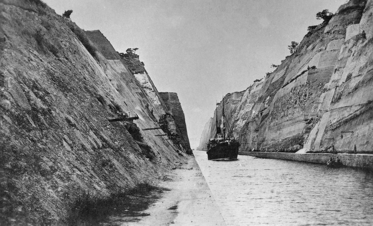 Skip som passerer gjennom Korintkanalen, Hellas, sent på 1800- eller 1900-tallet av Unbekannt